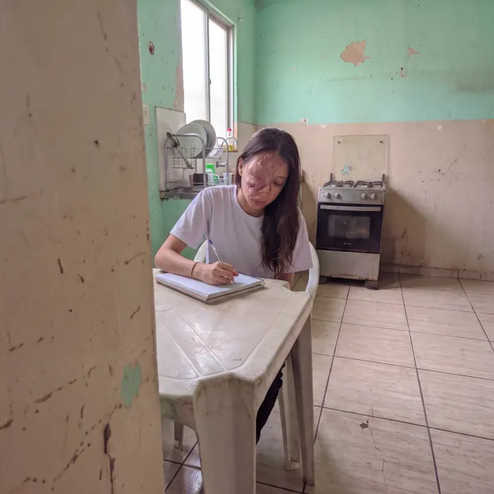 Luiza sorrindo