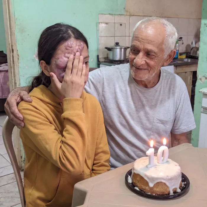 Luiza e o avô em casa